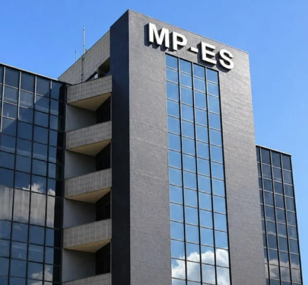 MP-ES publica retificações de concurso com 60 vagas para área administrativa